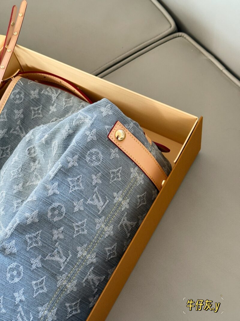 35ecd72520.jpg 345 box
size:41*29cm
L's old flower, Carryall, is everywhere on the road,
Let's have a different one
This denim bag exudes a vintage atmosphere and is packed with UP!
The pattern, fabric, and hardware taste are all okay!
Carryall denim goes well wi...
