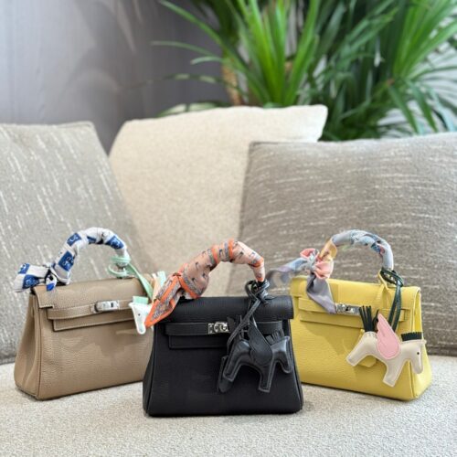 Cowhide P330
High quality texture, versatile upper body, super stylish!!
Hermes MiniKelly II,
Suitable size for all age groups, playful and cute to carry~20cm