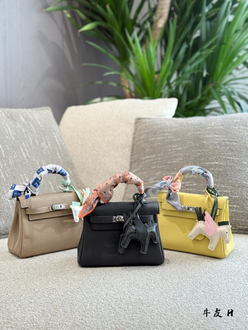 35ff58c643.jpg Cowhide P330
High quality texture, versatile upper body, super stylish!!
Hermes MiniKelly II,
Suitable size for all age groups, playful and cute to carry~20cm