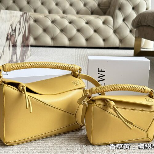 Box pairing
Size: 18 * 10cm (mini)
24 * 15cm (large size)
Loewe Geometry Package Puzzle
The special design of the controller adds a touch of craftsmanship to the puzzle
Who understands the beauty of this special version puzzle
