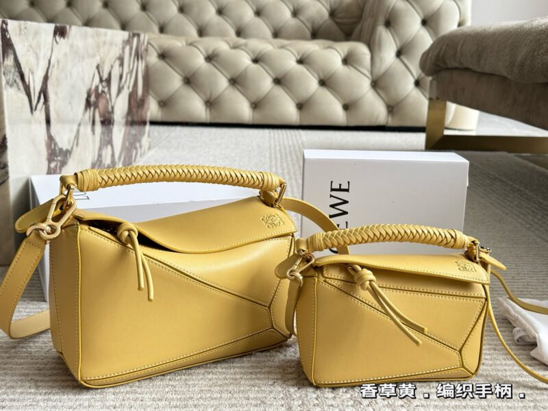 Box pairing
Size: 18 * 10cm (mini)
24 * 15cm (large size)
Loewe Geometry Package Puzzle
The special design of the controller adds a touch of craftsmanship to the puzzle
Who understands the beauty of this special version puzzle