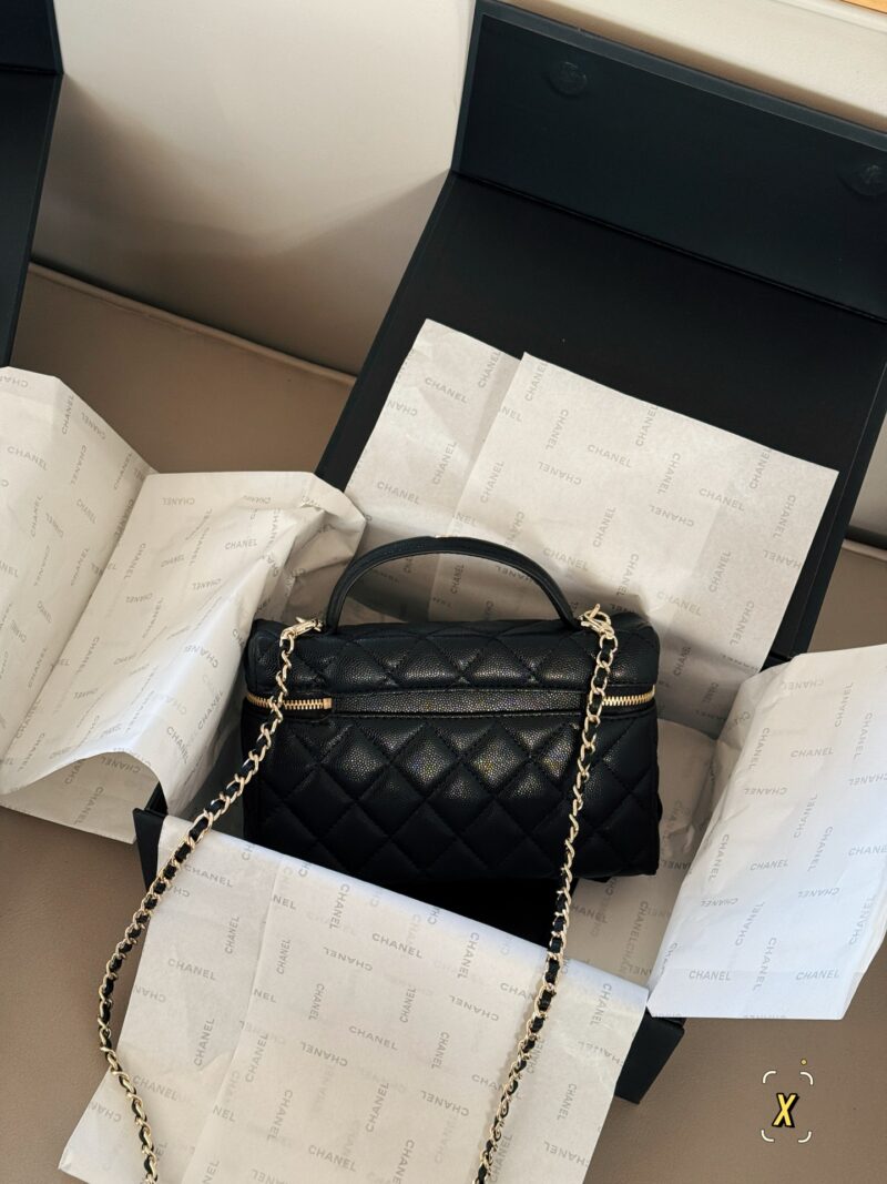 36296c9f13.jpg 220 boxes
Size: 20 (base width) * 12cm (height)
Xiaoxiang Family Lunch Box Pack Lp
A popular bag that catches the eye at a glance
Really cute
Can be sweet or salty
You can hold it by hand, shoulder and back. The chain length is just right
It also has...
