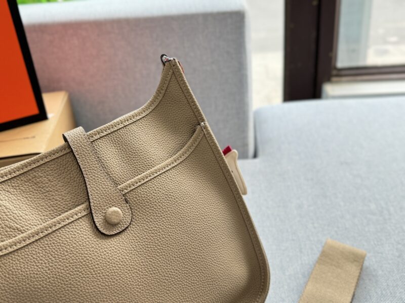 260 Complete Gift Box Set
size：29×30
Hermes Evelyne 29 III bag, Evelyne bag, single shoulder crossbody bag
Retro elegance and a sense of luxury
Moderately sized with a touching capacity
Both casual and formal attire can be easily controlled