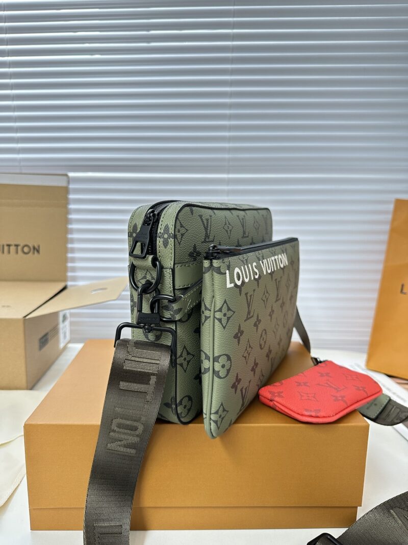 Comes with a foldable gift box airplane ?? Box M23783 Green
Featuring a Monogram coated canvas with a three in one design, equipped with a detachable coin purse, main compartment, and a detachable zipper front pocket for individual use. The coin ...