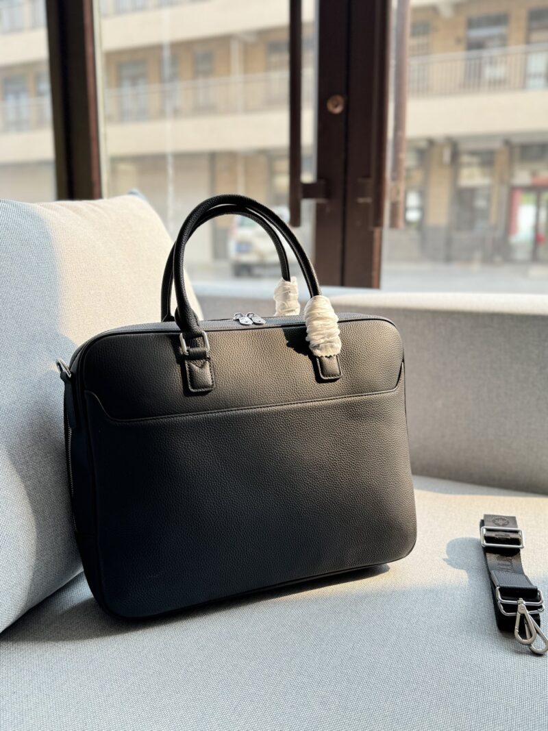 365a335a3c.jpg Cowhide 340
size:38×28
MONTBLANC briefcase handbag crossbody bag
Cowhide material creates various visual effects
Business commuting men's briefcase
The capacity is also very large, it can hold files and computers
Black versatile, classic
The mater...