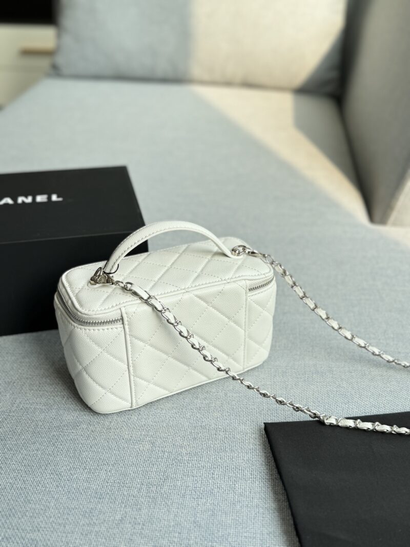 365a569e8c.jpg 200 complete gift boxes
size:18×10
CHANEL Thread Logo Makeup Box Makeup Bag Chain Bag Shoulder Cross Shoulder Handbag
Black Silver's wife is really beautiful!!!
The silver threaded double C logo is exquisite with a touch of coolness
Detachable cha...