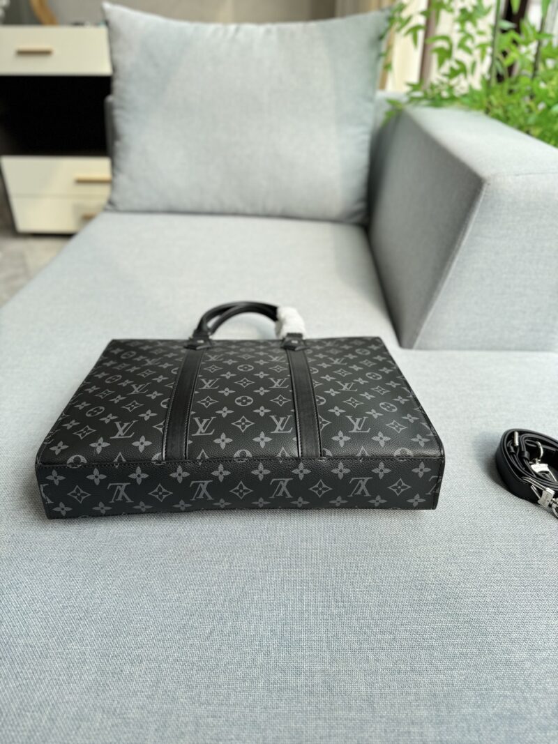 3661daedec.jpg Cowhide 345
size:39×30
LV antique music sheet bag tote bag shopping bag handbag briefcase
Steady and atmospheric, fashionable and elegant, the classic color scheme of black and gray highlights the brand's iconic style! The embellishment of the dar...
