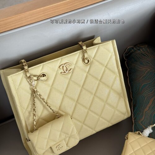 265 box
Grandma Xiang's color is absolutely stunning/stunning
size：30*24cm
Xiaoxiangjia Tote Shopping Bag "Buy One Get One Free"
Shopping bags can be tempting
Cute and lovely chicken yellow/very suitable for summer color matching
It feels soft and ...