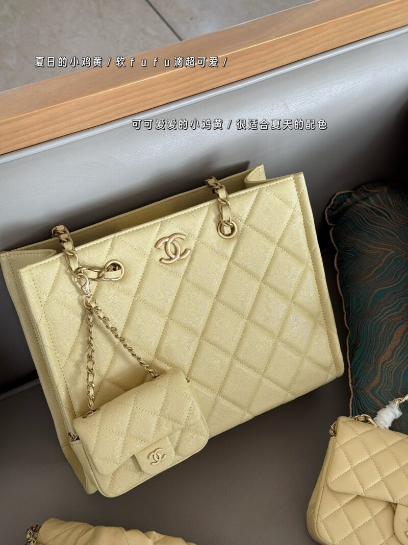 265 box
Grandma Xiang's color is absolutely stunning/stunning
size：30*24cm
Xiaoxiangjia Tote Shopping Bag "Buy One Get One Free"
Shopping bags can be tempting
Cute and lovely chicken yellow/very suitable for summer color matching
It feels soft and ...