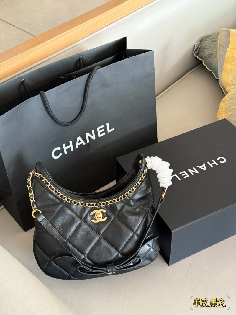 367d494f87.jpg 310 box sheepskin
size:26*17cm
Chanel 25p hobo bow is too cute
Sheepskin texture is soft and delicate
The butterfly bow on the shoulder strap is full of luster, so loving!
The capacity is also very good. Blessed are the sisters who like single shou...