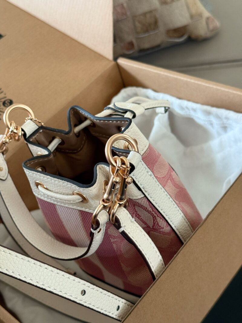 36862dc0ed.jpg 215 boxes
size:16*16cm
C Mini Bucket Bag is super cute!
Valentine's Day limited edition pink water bucket
Super beautiful Dempsey bucket bag with powder and sticky texture
Search Coach Coach Bucket