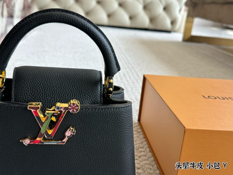 368e7ab759.jpg 350 gift box cowhide
size :20cm
L Capucines handbag
Full grain grain top layer cowhide!
It feels low-key but has a luxurious texture!!
classic! classic!