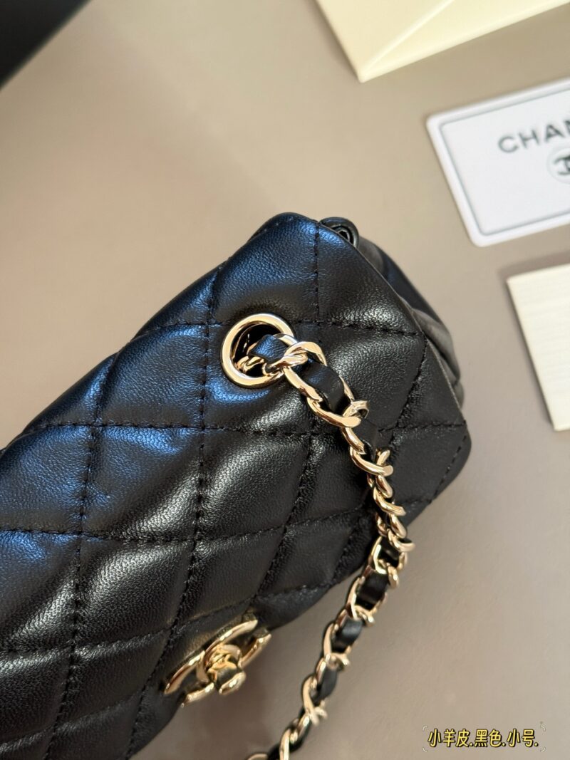275, 280 box top lambskin
Size: 20 * 12cm (small size)
22 * 14cm (large size)
25S Treasure Black Horse
Xiaoxiangjia Mini CF~
There is this cute and cost-effective little one available
Black lambskin+light gold swivel buckle
Chanel's most classic conf...
