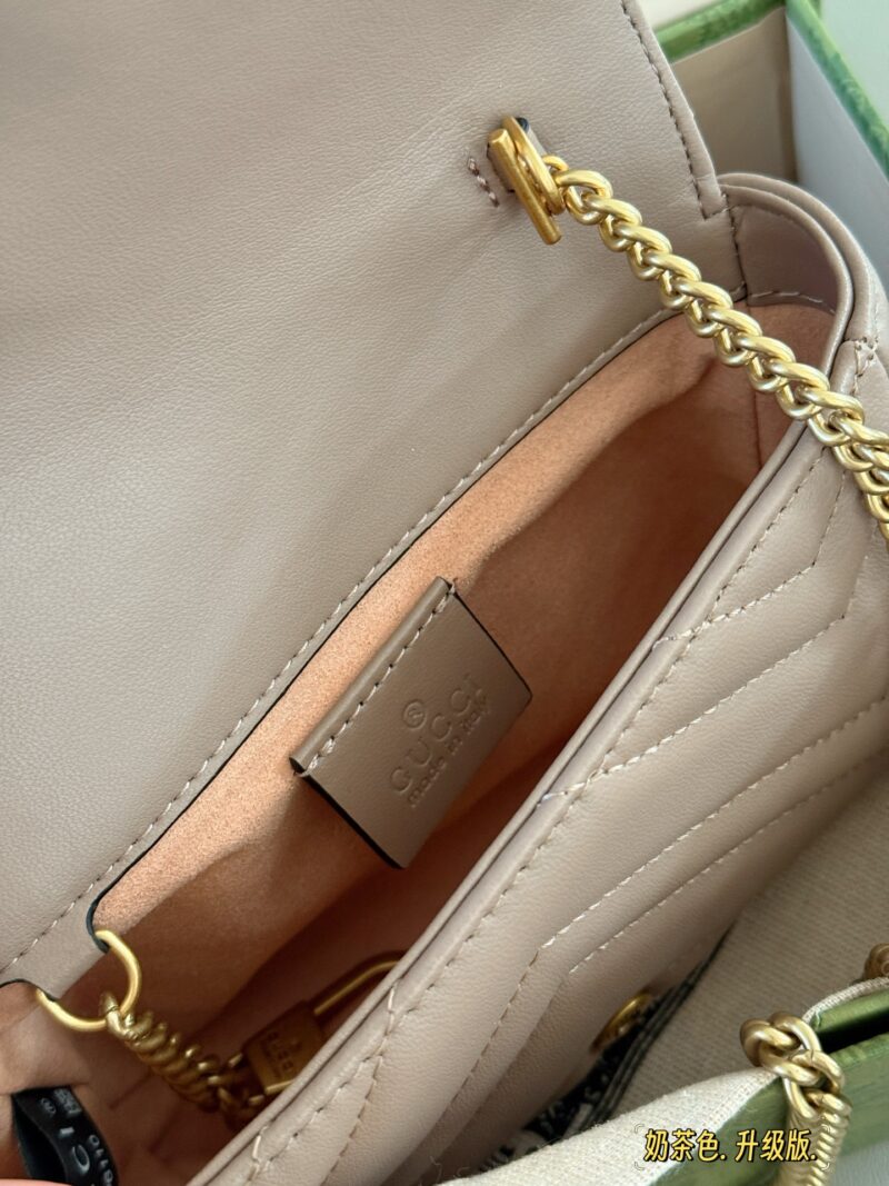 3690434bae.jpg 195 box
size:16.5cm
GG Marmont New Milk Tea Color
Full of atmosphere~
Must buy Mamon bag
Marmont's most classic double G