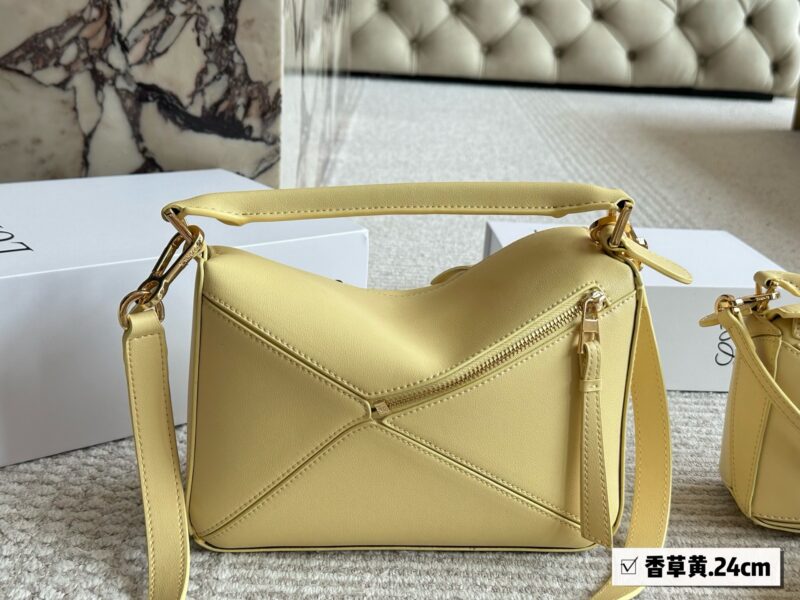 3694809b72.jpg 225 255 box
Size: 18 * 11cm (small size)
24 * 15cm (large size)
Loewe Geometry Package Puzzle
A very textured color,
Vanilla Yellow Puzzle Edge is very high-end!
?? Cowhide quality!
Completely hold on!