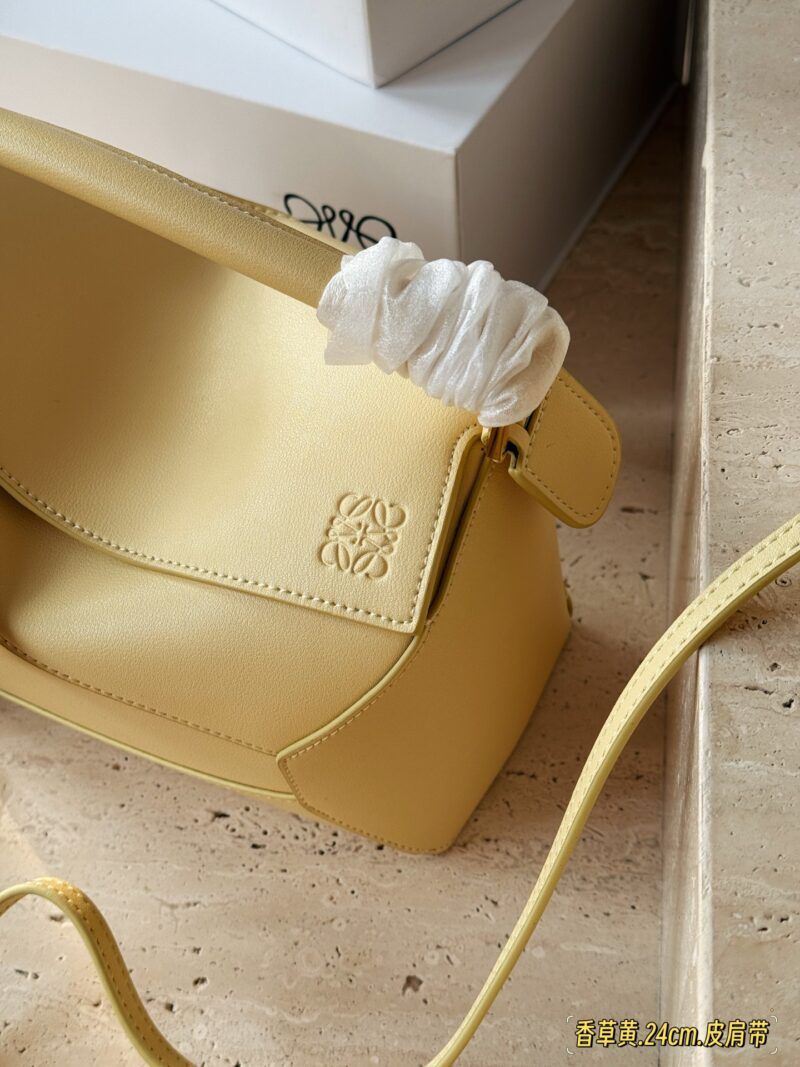 36a56872ab.jpg 235260 box
Size: 18 * 10cm (mini)
24 * 15cm (large size)
Loewe Geometry Package Puzzle
Truly cannot be missed,
?? Cowhide quality!
Completely hold on!
Milk like vanilla yellow!
It's already beautiful enough without any decorations!