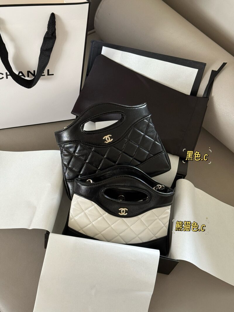 215 boxes
size：22*14.5cm
Xiaoxiangjia's 23a is worth buying
Cute and lovely side scrolling 31 nano bag
Who can withstand this!
Xiaoxiang's true love fans must join!
