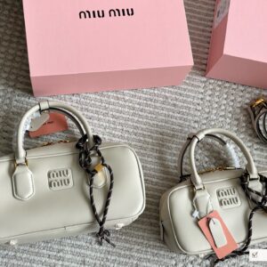 260, 170 box sets
size：22*11cm
27*13cm
Miumiu bowling/briefcase/
The sweetness of the bag is just right!
It's hard not to love!
Can be carried by hand or slung diagonally
It's definitely not a small waste bag! Full capacity~~
The appearance is Prin...
