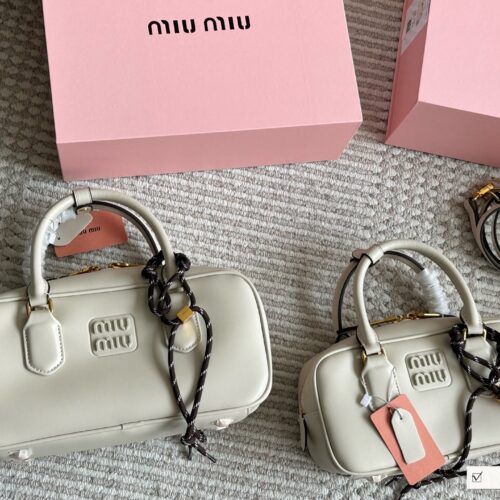 260, 170 box sets
size：22*11cm
27*13cm
Miumiu bowling/briefcase/
The sweetness of the bag is just right!
It's hard not to love!
Can be carried by hand or slung diagonally
It's definitely not a small waste bag! Full capacity~~
The appearance is Prin...