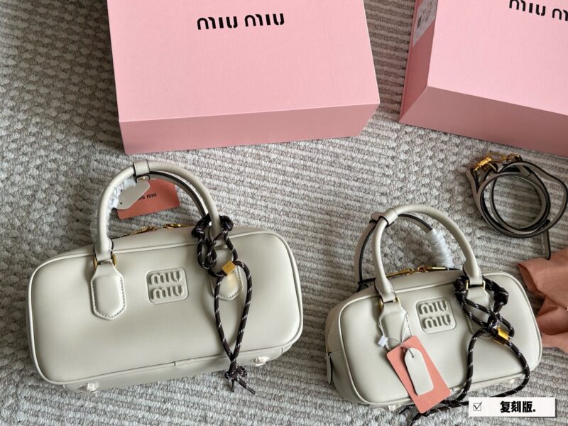 260, 170 box sets
size：22*11cm
27*13cm
Miumiu bowling/briefcase/
The sweetness of the bag is just right!
It's hard not to love!
Can be carried by hand or slung diagonally
It's definitely not a small waste bag! Full capacity~~
The appearance is Prin...