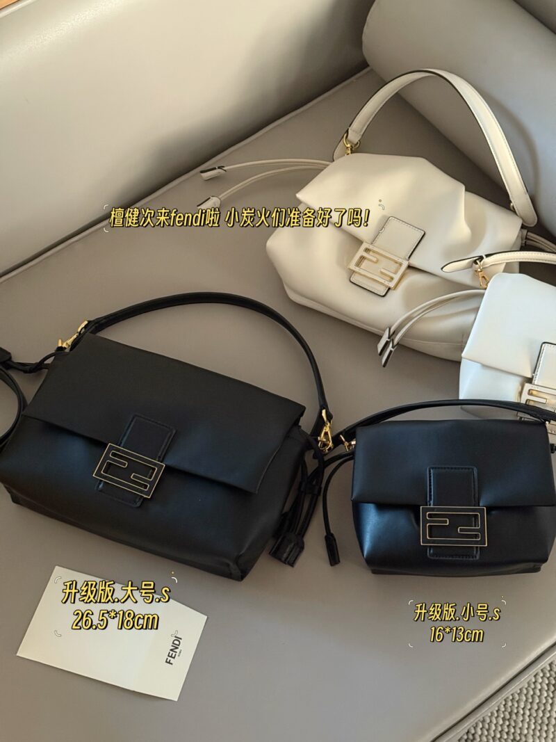 36bd61a575.jpg 250 265 box upgrade version
Size: 16 * 13cm (small)
26.5 * 18cm (large)
The latest series Mama Baguette has truly been designed to the hearts of fairies!
Fendi's latest magic wand
Fresh and elegant!