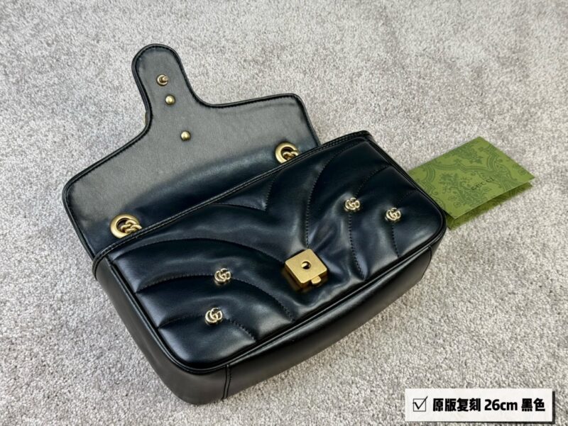 GG Marmont Puff Bag
The swollen shape of the bag looks like a cute little puff pastry
The soft and delicate leather will definitely fall in love
size ：26cm