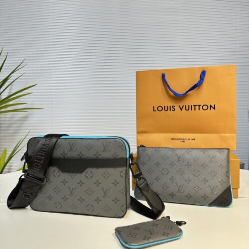 Exclusive remake of TRIO messenger bag M11648 silver flower/light blue splicing
This Trio messenger bag features a three in one design crafted from Monogram Eclipse Reverse canvas and eye-catching details. The change bag at the zipper front pocket an...