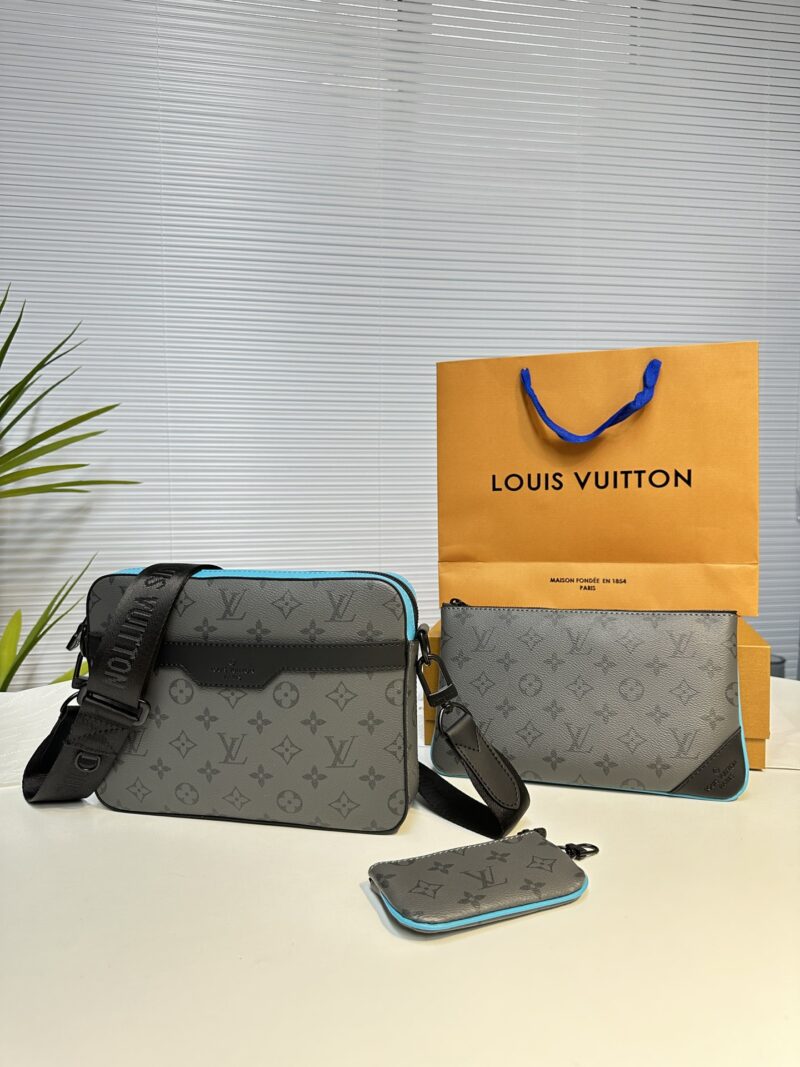 Exclusive remake of TRIO messenger bag M11648 silver flower/light blue splicing
This Trio messenger bag features a three in one design crafted from Monogram Eclipse Reverse canvas and eye-catching details. The change bag at the zipper front pocket an...