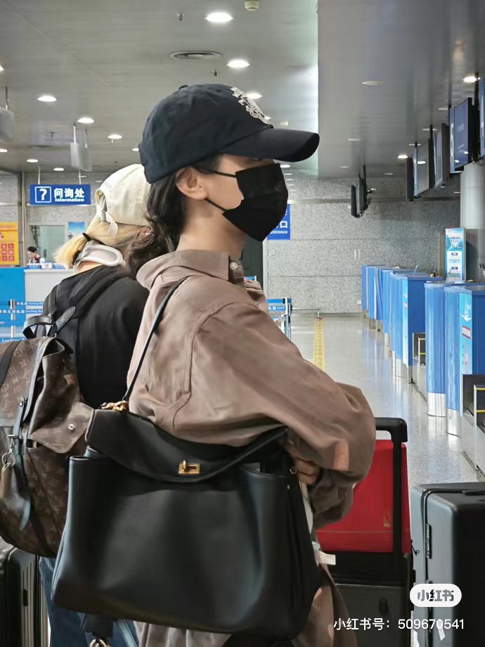 Balenciag Rodeo
The Redeo that was finally won! ! ! The soft and large silhouette bag immediately gives off a lazy and lazy feeling on the upper body. I really like this convenient and cool super practical bag. This new model named after the Rodeo D...