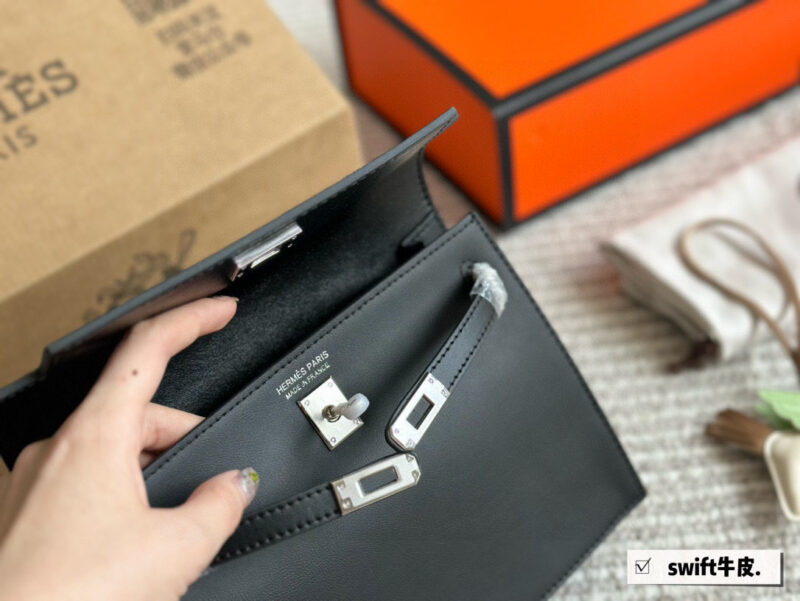 36fe3c3a2c.jpg Box pairing
size:22*18cm
Newly emerging skin ??
Dance bag Kelly Danse ??
Complete logo
Authentic version can have multiple uses
It can be carried on both shoulders, slung over the waist, or carried by hand
Specially practical, advanced, and...