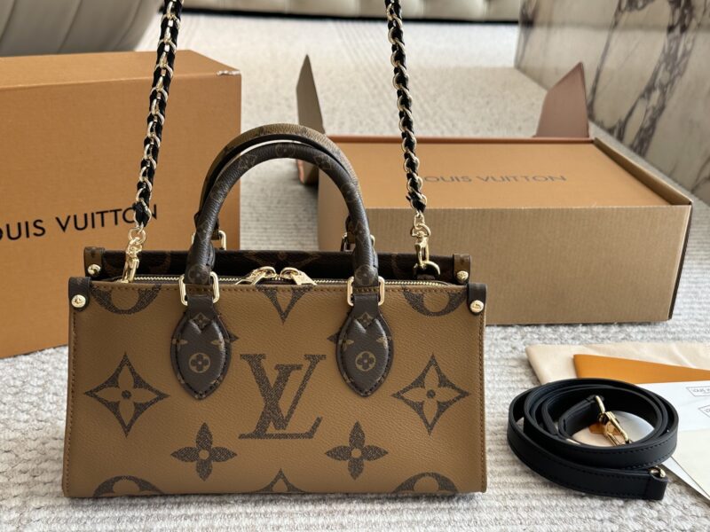 36fefe2c8c.jpg 265 box new model
size:25*13cm
Highly anticipated by everyone!
L Home OnTheGo East West
Little sisters, look
This small tote is your life bag
? Configure chain/leather shoulder strap