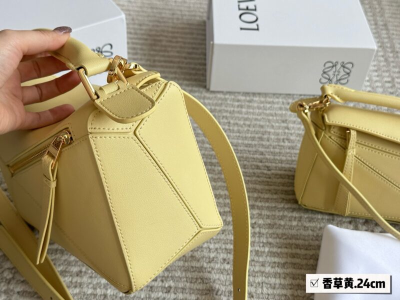 370098c5a0.jpg 225 255 box
Size: 18 * 11cm (small size)
24 * 15cm (large size)
Loewe Geometry Package Puzzle
A very textured color,
Vanilla Yellow Puzzle Edge is very high-end!
?? Cowhide quality!
Completely hold on!