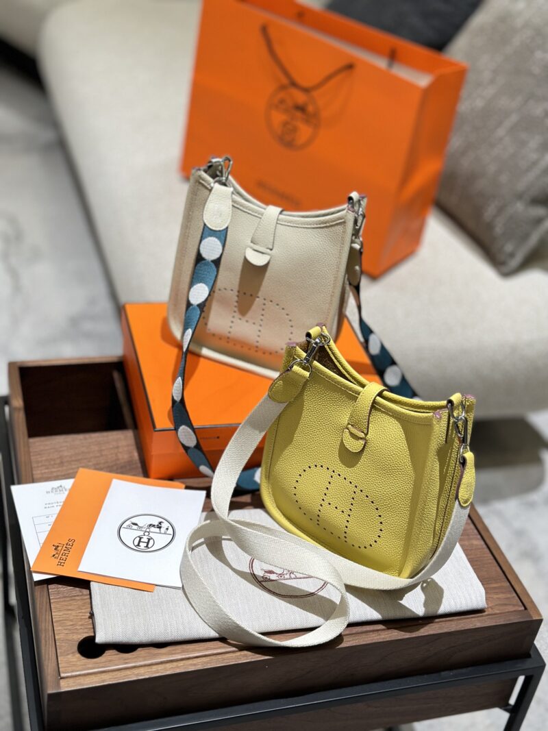 P250 Togo Leather Upgraded Edition
Hermes Mini evelyne is worth listing Mini evelyne,
Nata didn't think she was that fond of it at first, but holding it in her hand is so fragrant, it's just a fragrance without adjectives, paired with a Pegasus and m...