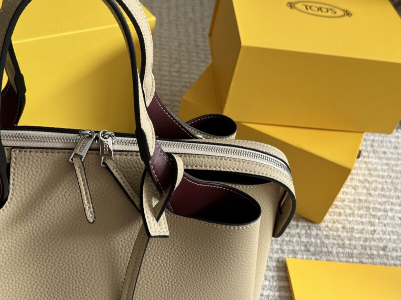 310 box cowhide
size：20*33cm
TODS's milk tea bucket bag is so delicious!
TODS's newly released bucket bag
A cute little one that combines appearance and capacity!
Can be carried diagonally or by hand
It's really convenient to go out in daily life
B...