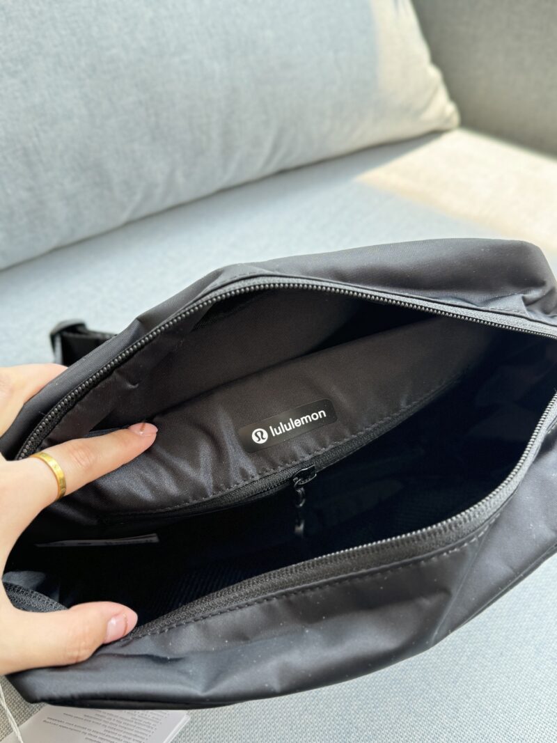 377552115d.jpg 215 airplane box
size:28×21
Lululemon Wulnderlust 6.5L Nylon Postman Bag Single Shoulder Crossbody Bag
Gun colored metal buckle+3D car line, with a touch of luxury at your fingertips! Paired with sweatshirt and denim, it instantly transforms into ...