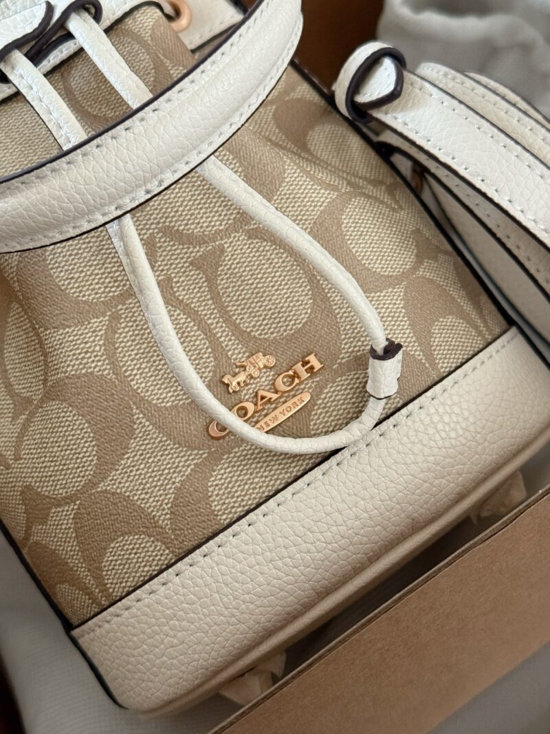 3792c28d01.jpg 215 boxes
size:16*16cm
C Mini Bucket Bag is super cute!
What a cute and lovely little bucket!
Isn't it too delicate and cute
Search Coach Coach Bucket