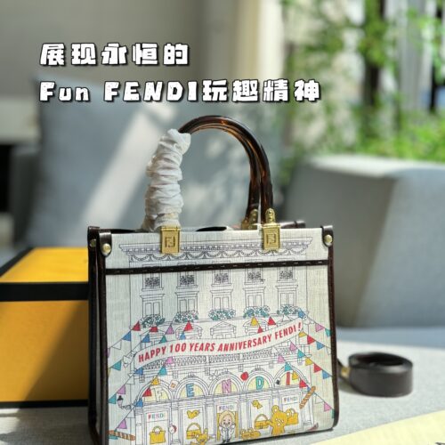 215 folding box
size：26×22
FENDI Silvia And The Baguette Vintage Graffiti Tote Bag Tote Bag Shopping Bag Shoulder Cross Shoulder Tote Bag
Large capacity printing is also a vibrant color scheme
Laptops, headphones, and some everyday essentials
It c...