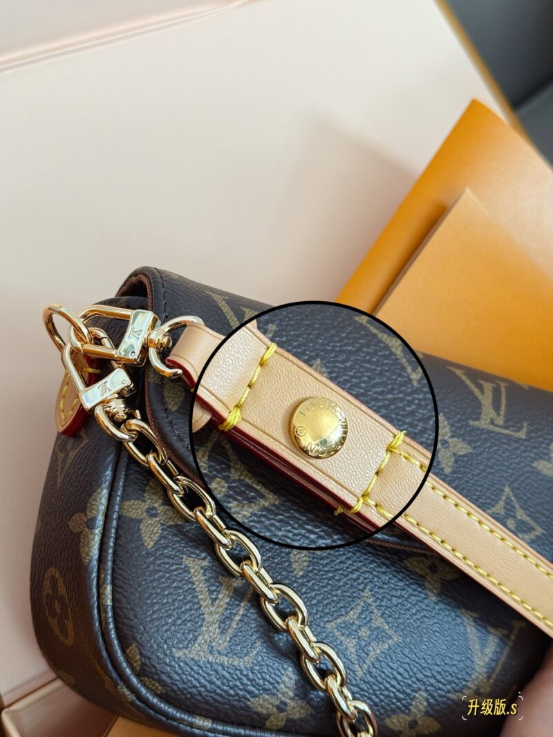 37bb2919a0.jpg 225 box upgrade version s
size:22*12cm
Mahjong bag with double chain design for L family Ivy
Ivy, I call it the most suitable bag to carry in summer
Can be carried diagonally, single shoulder, or handheld
The built-in card slot is cute and easy to use!