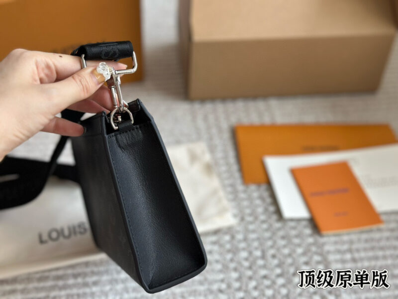 235 complete set of packaging
Original order quality
Size:22 15cm
L Family Handbag - unisex [? ya]
LV toiletry bag/2-in-1 shoulder bag
Inside the original version