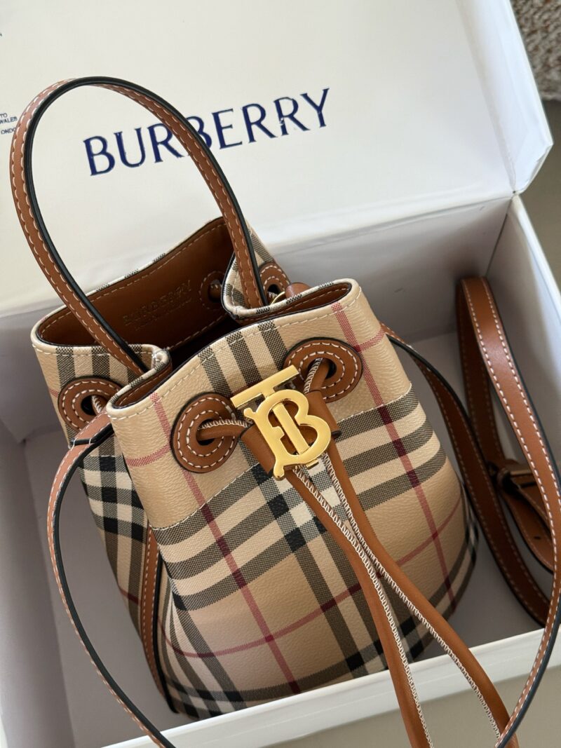 37eb050ebc.jpg 225 boxes
size:16*18cm
Bur | Knocking Cute Bucket Bag~
Multi color matching, portable crossbody can be freely matched~
