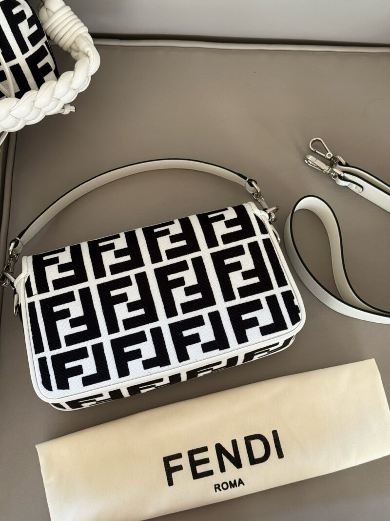 37f0c7ee05.jpg 235 box
Size: 26 * 16cm (large)
Fendi (F Home) French Stick Bag
You can carry it by hand! You can cross over!
But such a cute and special bag is rare to see