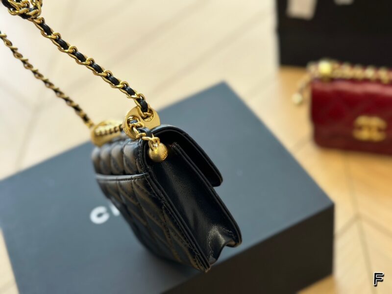 Folding box
Cute and explosive! The palm sized Chanel mini bag is so cute! This Chanel mini bag is really cute! The black square shaped bag with a chain and a small golden ball is a perfect eye-catching tool when walking on the road!! 12*9cm