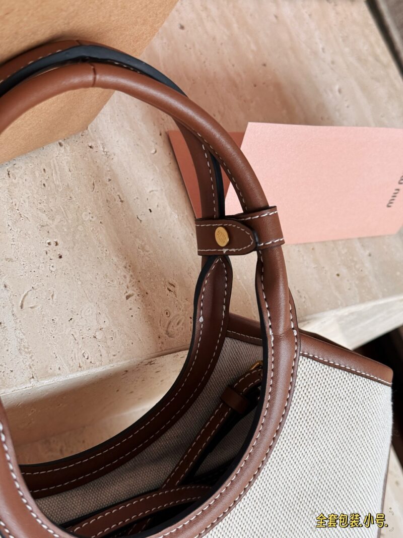 3807aaa6c2.jpg 300 complete sets of packaging
size:21*18cm
Miumiu's new tote
The wind is blowing too hard this year
There are so many popular products!
This version is also too beautiful!
Miumiu's canvas bag is packed in one color for spring and summer!
Canvas an...