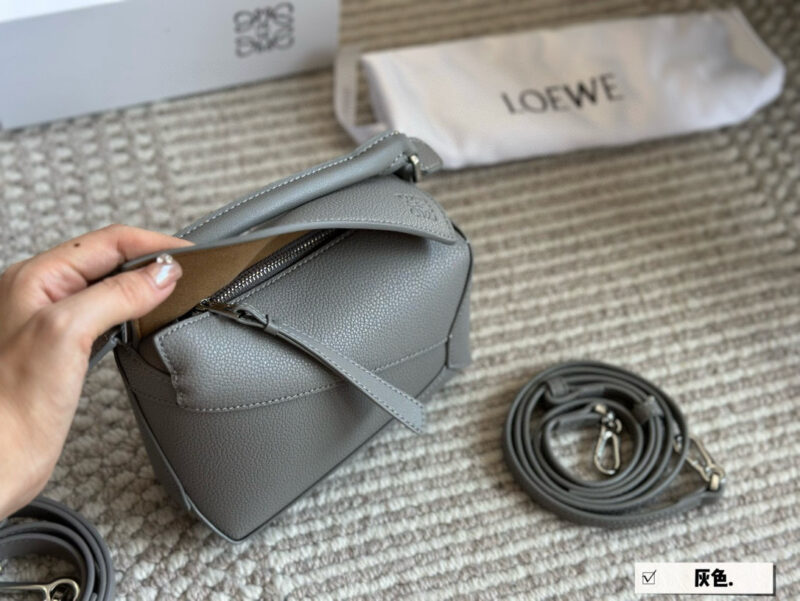 382932c7ce.jpg 235 260 box
Size: 18 * 11cm (small size)
24 * 15cm (large size)
Loewe Geometry Package Puzzle
A very textured color,
Glacier Blue Puzzle Edge is very advanced!
?? Cowhide quality!
Completely hold on!