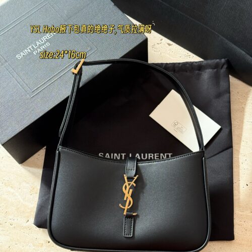 210 boxes (belonging to its season)
Size 24 × 16 × 6cm
YSL armpit bag
It looks great, huh
This is definitely the pioneer of underarm bags!
Cowhide quality!
Too STALY!