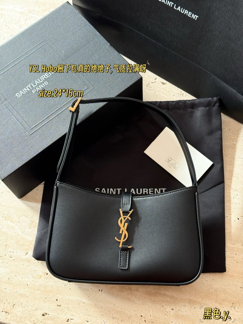 3829ac520d.jpg 210 boxes (belonging to its season)
Size 24 × 16 × 6cm
YSL armpit bag
It looks great, huh
This is definitely the pioneer of underarm bags!
Cowhide quality!
Too STALY!