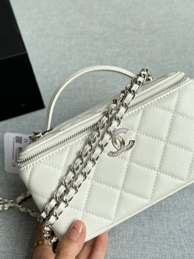 384c324cd8.jpg 200 complete gift boxes
size:18×10
CHANEL Thread Logo Makeup Box Makeup Bag Chain Bag Shoulder Cross Shoulder Handbag
Black Silver's wife is really beautiful!!!
The silver threaded double C logo is exquisite with a touch of coolness
Detachable cha...
