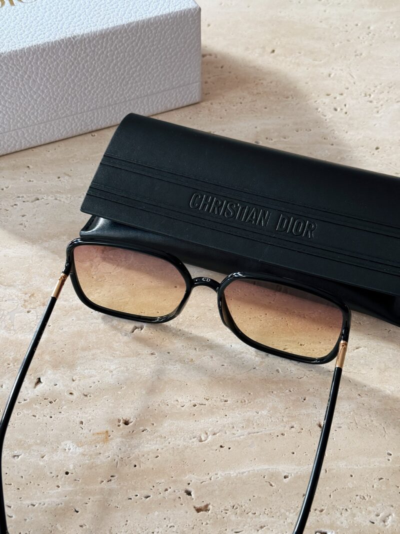 38578c3516.jpg 200 configurations with complete packaging
Dior premium brown sunglasses!
Plain Mirror No.1
This pair of sunglasses really looks stunning on the face,
Big frame, very small face!
The frame is very light and comfortable to wear!
When you don't want to...