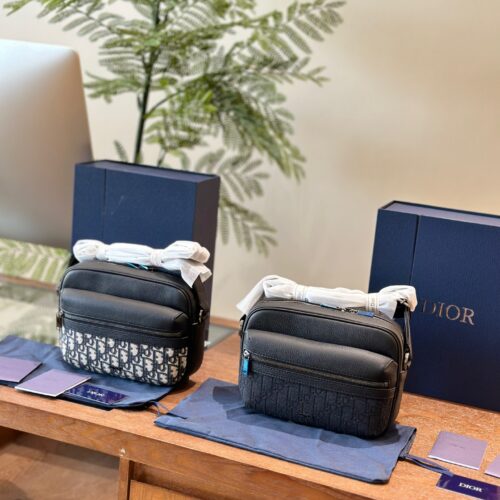 Dior Men's Postman Bag P270
Original embroidered fabric with top layer calf leather
The new season of men's clothing has officially been launched!
The simple and low-key color scheme, combined with high-end and comfortable materials, and exquisite It...