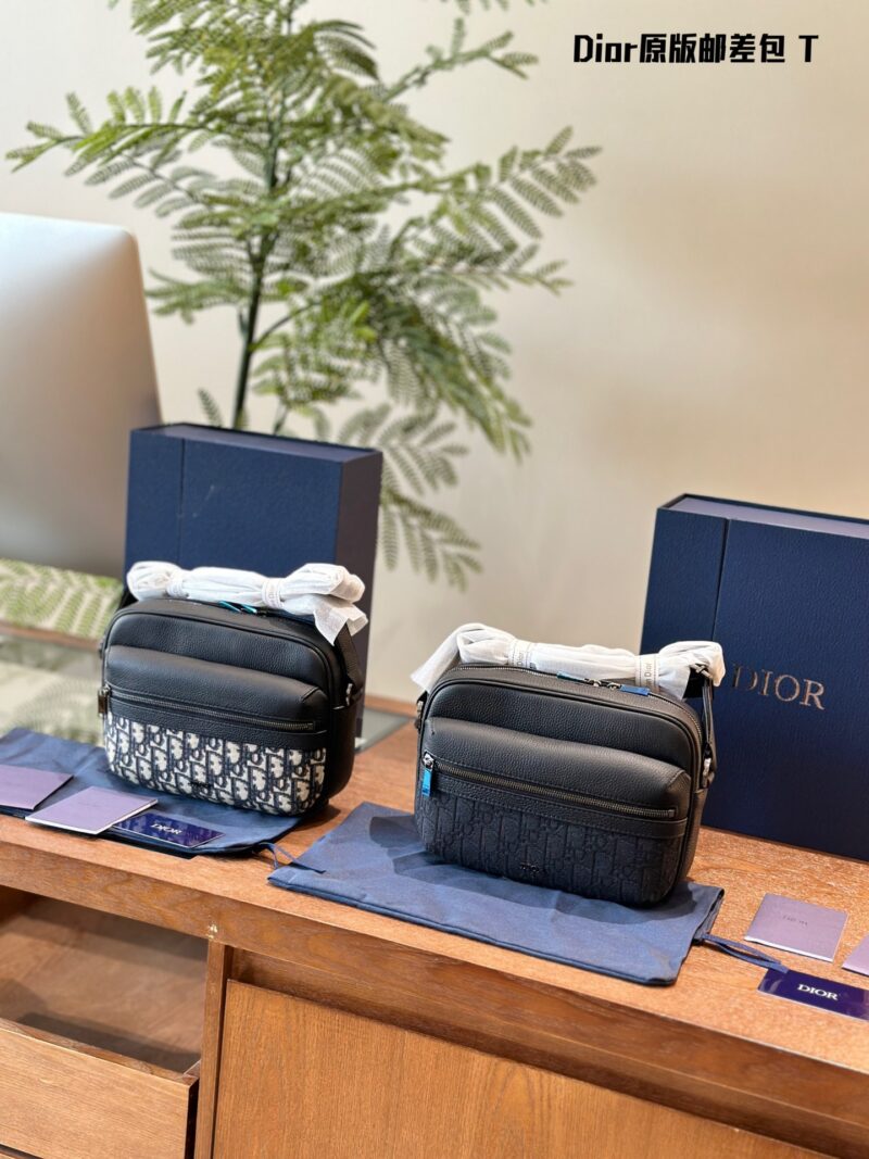 Dior Men's Postman Bag P270
Original embroidered fabric with top layer calf leather
The new season of men's clothing has officially been launched!
The simple and low-key color scheme, combined with high-end and comfortable materials, and exquisite It...